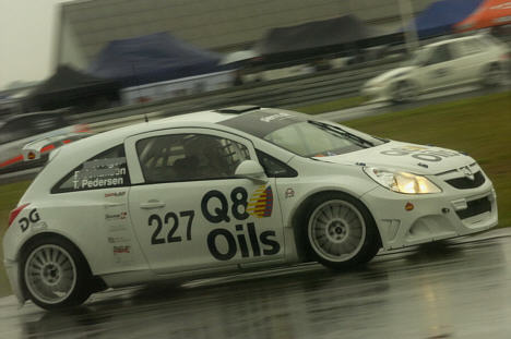 Peter Ager, Per Johansen og Tom Pedersen vandt i deres nye Opel Astra, da årets danske langdistancesæson blev skudt i gang på Padborg Park søndag eftermiddag.